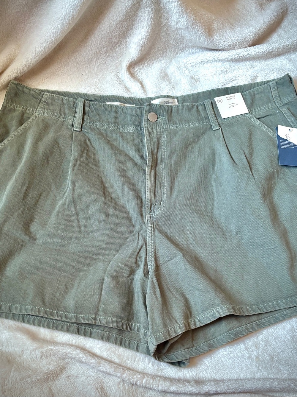 NWT Universal Thread High Rise Pleated Denim Shorts Sage Green 22 Plus Utility